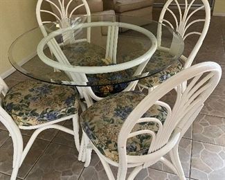 super nice glass top patio table and chairs