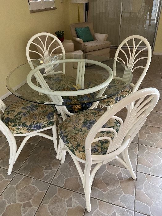 super nice glass top patio table and chairs