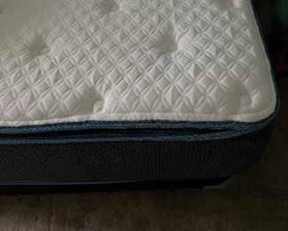 QUEEN BOX SPRING AND MATTRESS LIKE NEW
