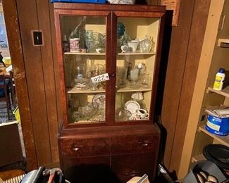 CHINA CABINET AND CONTENTS, GLASSWARE