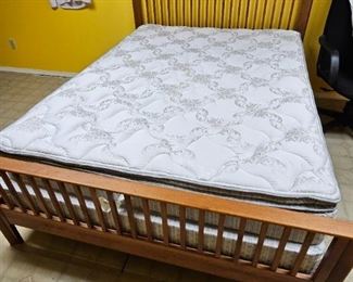 Queen bed w/mattress