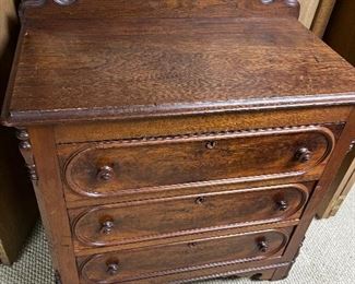 Antique 3-drawer dresser 