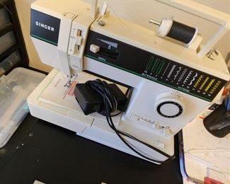 Singer Sewing Machine with Carry Case 