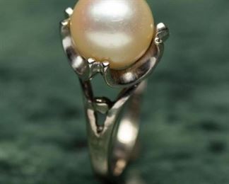 10k White Gold & Pearl Ring - 3.4g Size 5.5
