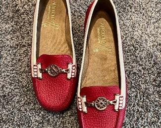 Shoes and Boots from Coach, Donna Karan, Bandolino, Guess, Dr Martens, Antonio Melani, Gianni Bini to Clarks, Justin, DKNY, Cougar, UGG, Talbots, Aerosoles and Naturalizer (Size 8 & 9) Some really great finds for Summer!
