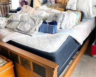 King-size bed with a Tempur-Pedic® adjustable mattress&nbsp;