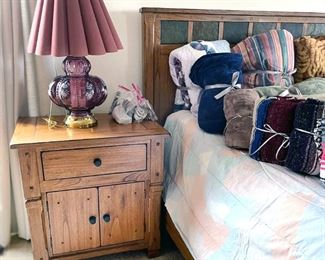 King-size bed with a Tempur-Pedic® adjustable mattress, linens, throw blankets and pillows, bedside table, lamps