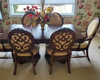 Fine Dining room Table & Chairs by Roanoke Furniture co. Table with (2) extra leaves & 6 chairs