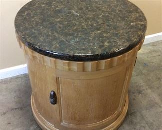 LEXINGTON FURNITURE NEOCLASSICAL TUSCAN STYLE END TABLE