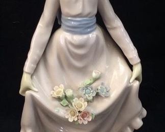 LLADRO ‘FLOWERS IN THE BASKET’ PORCELAIN FIGURINE