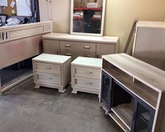8 PIECE BEDROOM SUITE, DRESSER, CHEST OF DRAWERS, 2 NIGHTSTANDS, 2 MIRRORS, TV STAND & QUEEN BED,