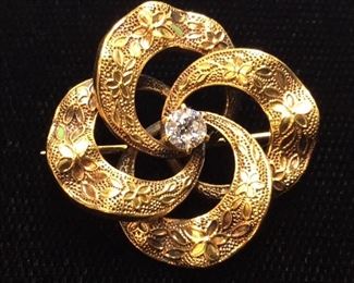 14KT GOLD KREMENTZ FLORAL BROOCH & EUROPEAN CUT DIAMOND CENTER STONE