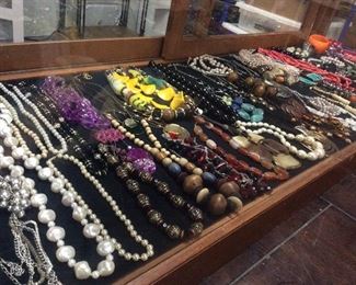 LARGE COSTUME JEWELRY COLLECTION, BROOCHES, PINS, NECKLACES, BRACELETS