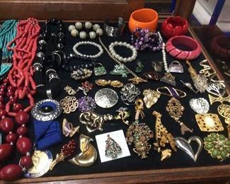 LARGE COSTUME JEWELRY COLLECTION, BROOCHES, PINS, NECKLACES, BRACELETS