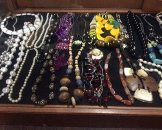 LARGE COSTUME JEWELRY COLLECTION, BROOCHES, PINS, NECKLACES, BRACELETS