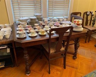 Antique Oak Dining Table & Chairs/2 Leaves