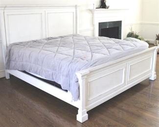 96 - King Size Bed - BEDDING NOT INCLUDED               86 x 85 x 58
