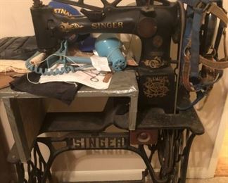 VINTAGE SINGER SEWING MACHINE