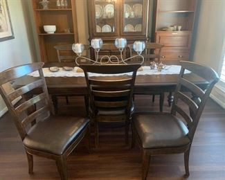 Beautiful 6 chairs Dining or Kitchen table - Cindy Crawford _ Rooms to Go