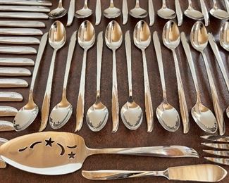 100 piece Oneida “Twin Star” flatware set in excellent vintage condition