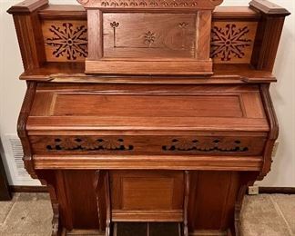 Antique Chicago Cottage Organ Co. pump organ.  This item is available immediately for $45.  Please email with questions or to purchase.  