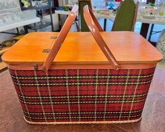 1950’s Redmon picnic basket in excellent vintage condition