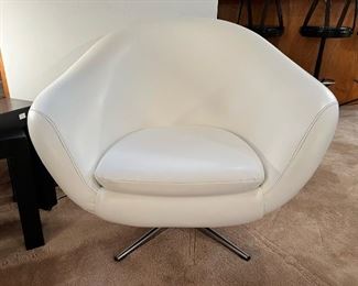 Vintage Overman white vinyl swivel Pod Chair in excellent vintage condition!