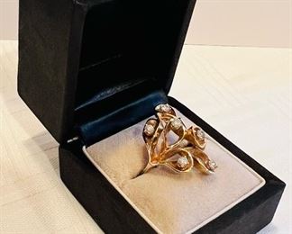 Ladies 6 diamond & 14kt gold cocktail ring