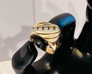 Men’s 14kt gold & diamond ring