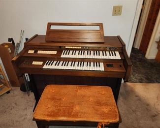 Gulbransen Pacemaker electric organ with bench.
