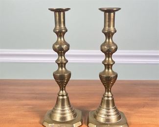 (2pc) Brass Candle Sticks  |                                                                            Pair of Solid English brass column candle sticks
Dimensions: h. 11’ in