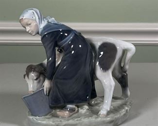 Royal Copenhagen Milkmaid | Milkmaid and cow, no. 779 on the bottom
Dimensions: l. 7 x h. 6 in