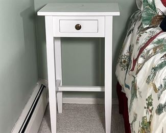 White Painted Nightstand | Single drawer with a brass pull
Dimensions: l. 17 x w. 13 x h. 29 in