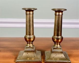 (2pc) Brass Candle Sticks | A pair of brass candle holders with square bases
Dimensions: h. 7 in