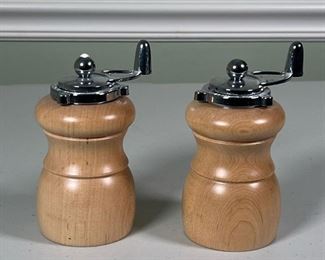 (2pc) Pair William Bounds Salt & Pepper Mills | Turned wood, made in USA
Dimensions: h. 4.75 in