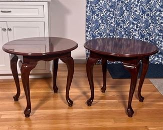 (2pc) SIDE TABLES | The Bombay Company Queen Anne style round side tables with cabriole legs
Dimensions: l. 25 x w. 22 x h. 22 in