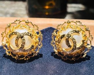 CHANEL 1994 iconic Pearl button CC clips.