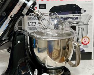 Like new Kitchen Aid stand mixer w/accessories 