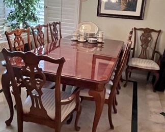 Queen Anne style mahogany dining table, 8 chairs (2 host), 2 leaves, pads. 