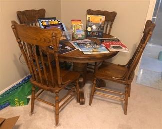 Oak 5 pc. pedestal dinette set