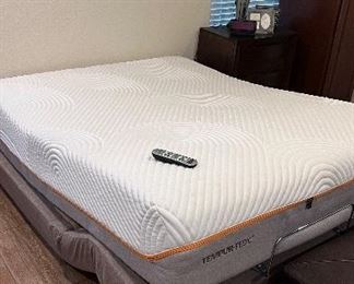 Temper-Pedic adjustable bed. Queensize. 