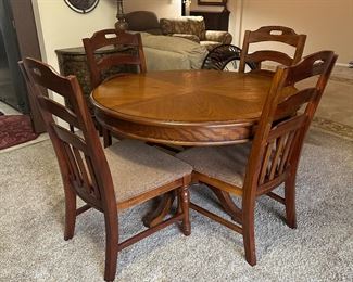 BROYHILL DINING TABLE W/1 leaf & 6 chairs