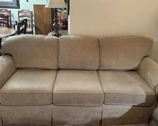 HICKORY HILL SOFA