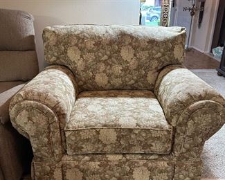 HICKORY HILL UPHOLSTERED CHAIR 