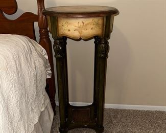 ACCENT TABLE