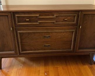 "Spring Fling on Flowing Wells" in Martinez, GA Starts Closing Fri 3/24 8pm. Pickup: Mon 3/27 3-6pm. Please click here to see more photos, descriptions, and current bids:&nbsp;https://ctbids.com/estate-sale/20475