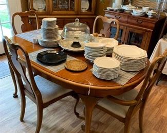 Dining table with 4 chairs 