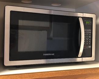 Farberware 1000 watt microwave (20”L, 12”H, 15”D)