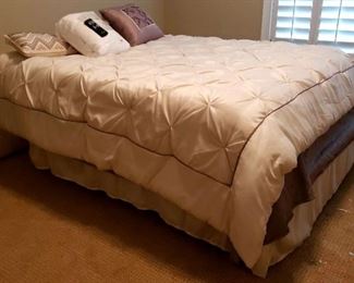 "Jones Creek Elegance" in Evans, GA Starts Closing Sat 3/25 8pm. Pickup: Tue 3/28 2-6pm. Please click here to see more photos, descriptions, and current bids:&nbsp;https://ctbids.com/estate-sale/20789