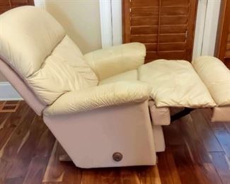 "Jones Creek Elegance" in Evans, GA Starts Closing Sat 3/25 8pm. Pickup: Tue 3/28 2-6pm. Please click here to see more photos, descriptions, and current bids:&nbsp;https://ctbids.com/estate-sale/20789